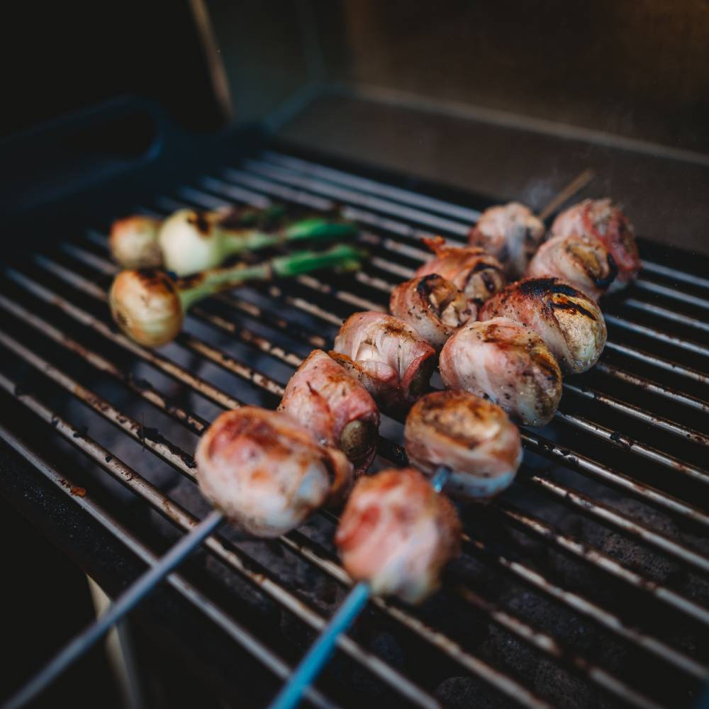 Grilled champignons with bacon